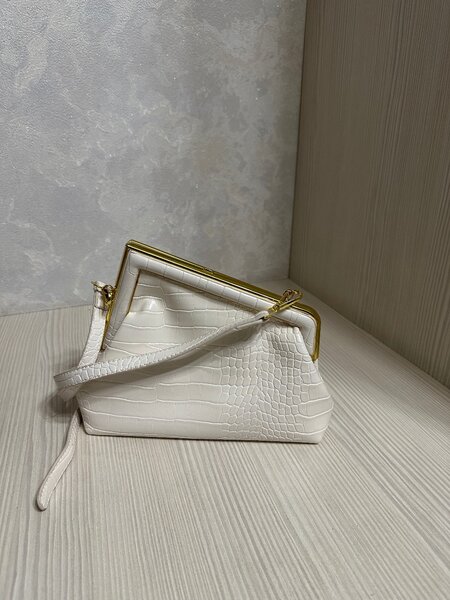 Белая сумка, асимметричной формы