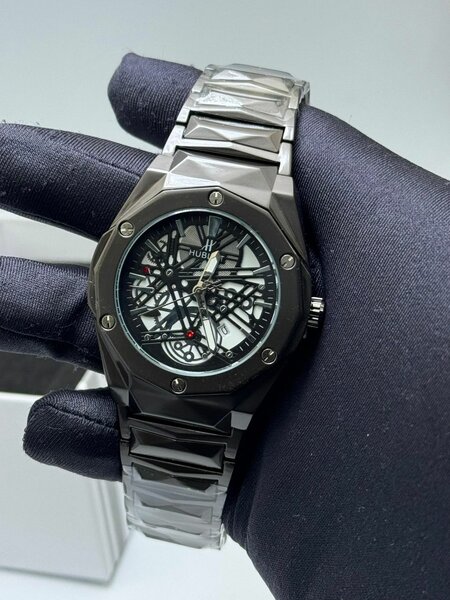 Montre squelettée en acier inoxydable