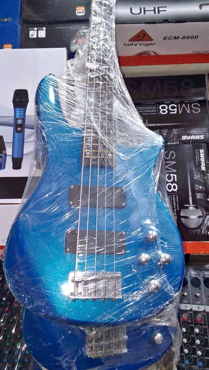 Guitare basse électrique bleue