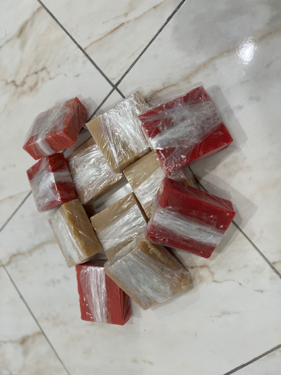 Savon de visage et savon de visage anti tache noir sur le vi