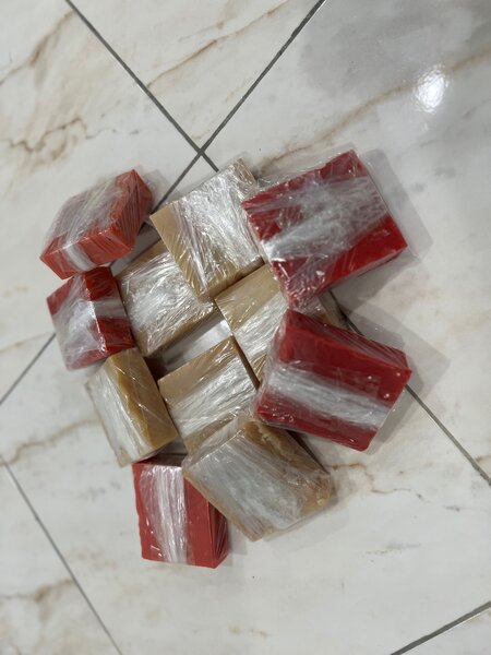 Savon de visage et savon de visage anti tache noir sur le vi