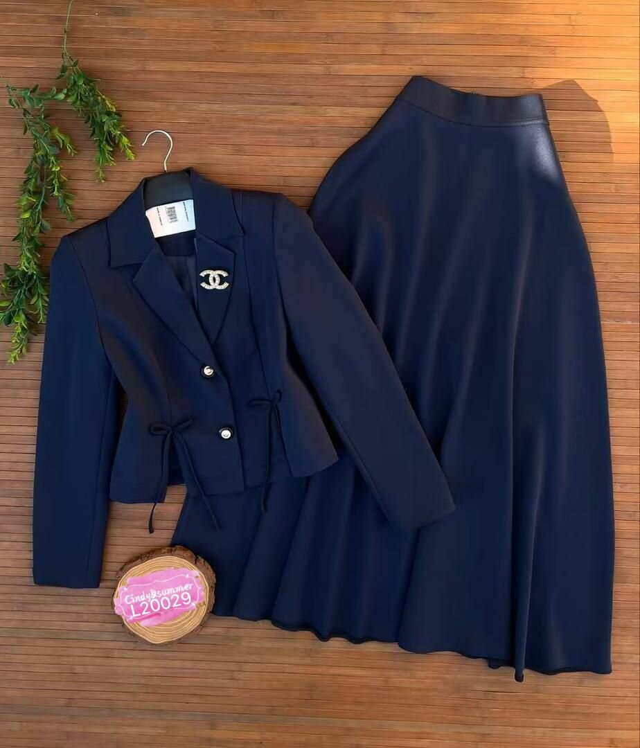 Costume bleu élégance féminine