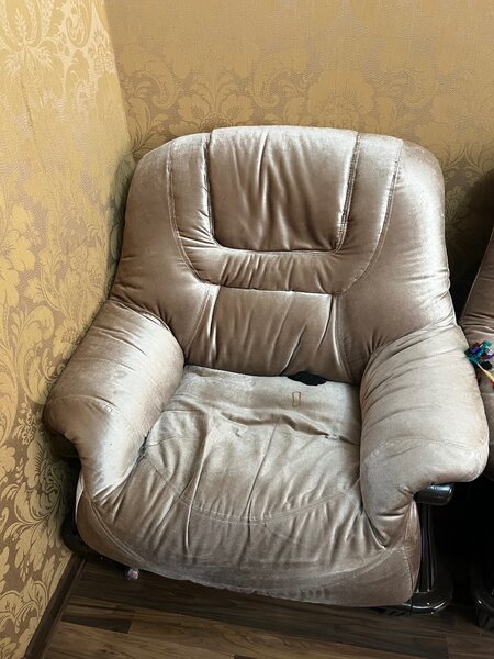Классическое кресло в хорошем состоянии.