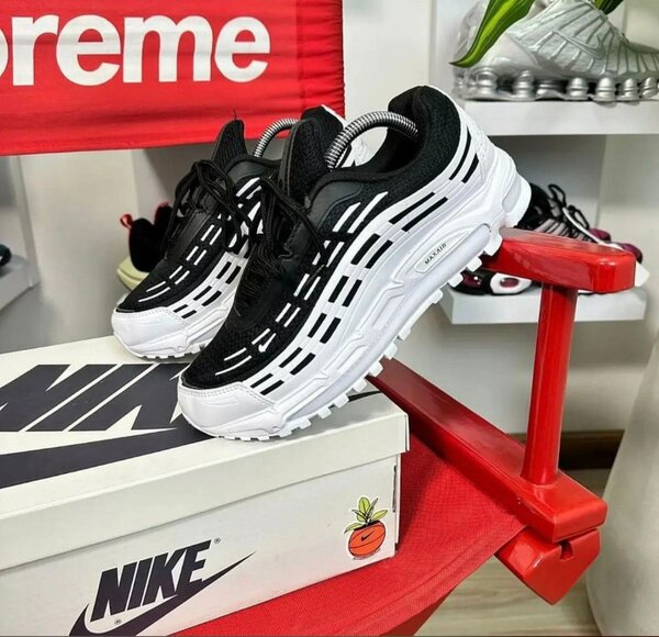 Nike Sneakers Homme Noirs et Blancs