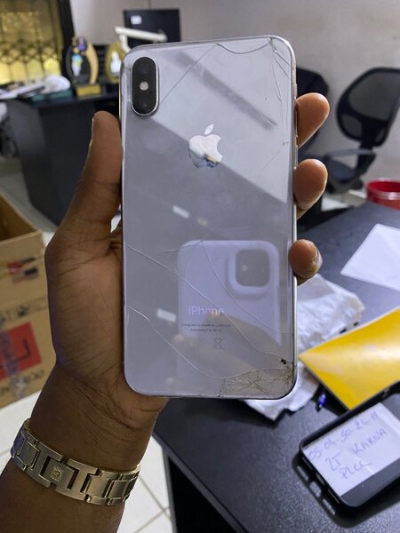 iPhone avec arrière fissuré