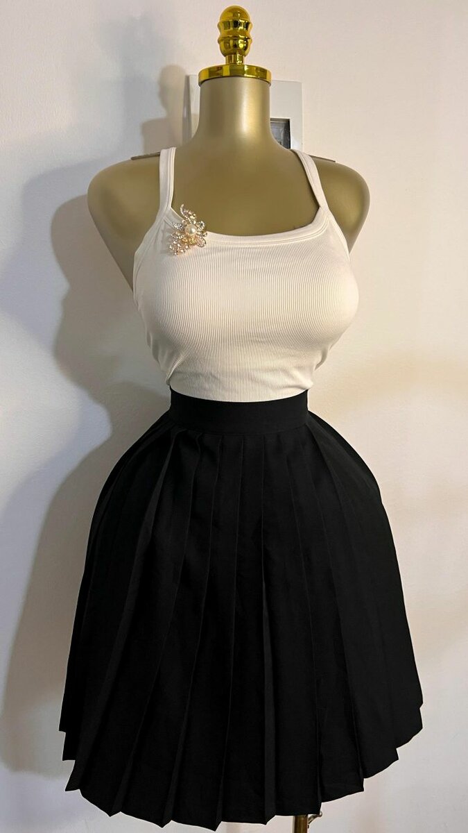 Robe Noire Élégante Plissée