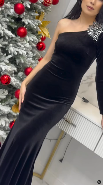 Черное бархатное платье в пол на одно плечо😍