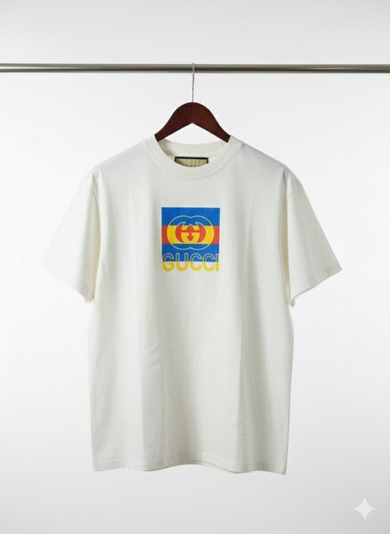 T-shirt blanc imprimé stylisé