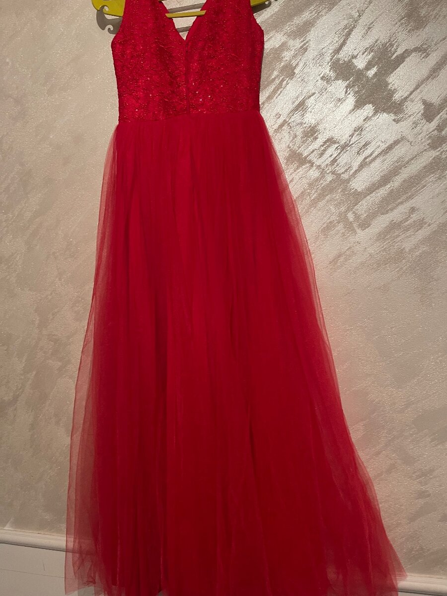 красное вечернее платье с вышивкой и стразами, размер 38