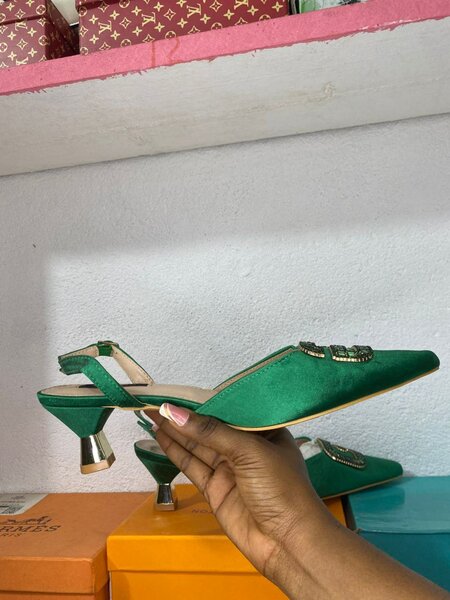 Escarpins verts à talons originaux