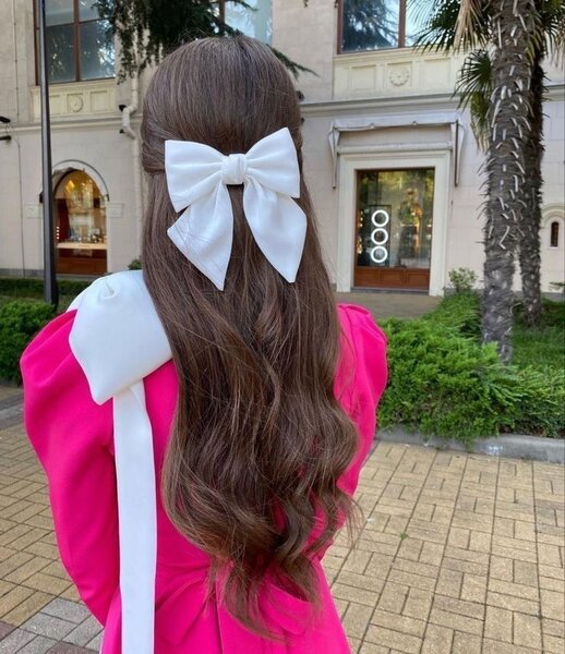 Short bow hair clip