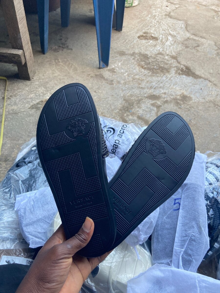 Claquettes noires élégantes