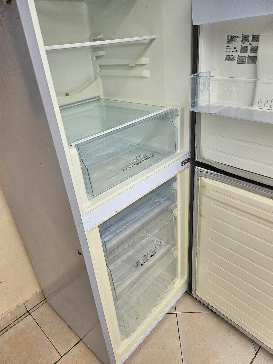 Réfrigérateur moderne avec congélateur