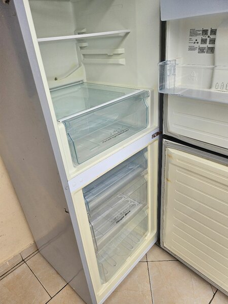 Réfrigérateur moderne avec congélateur