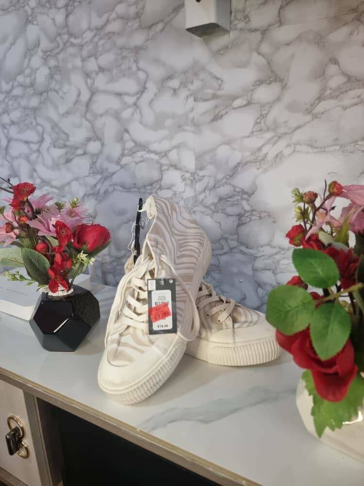 Baskets blanches tendance unisexes