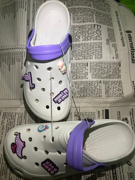 Sabots blancs avec breloques