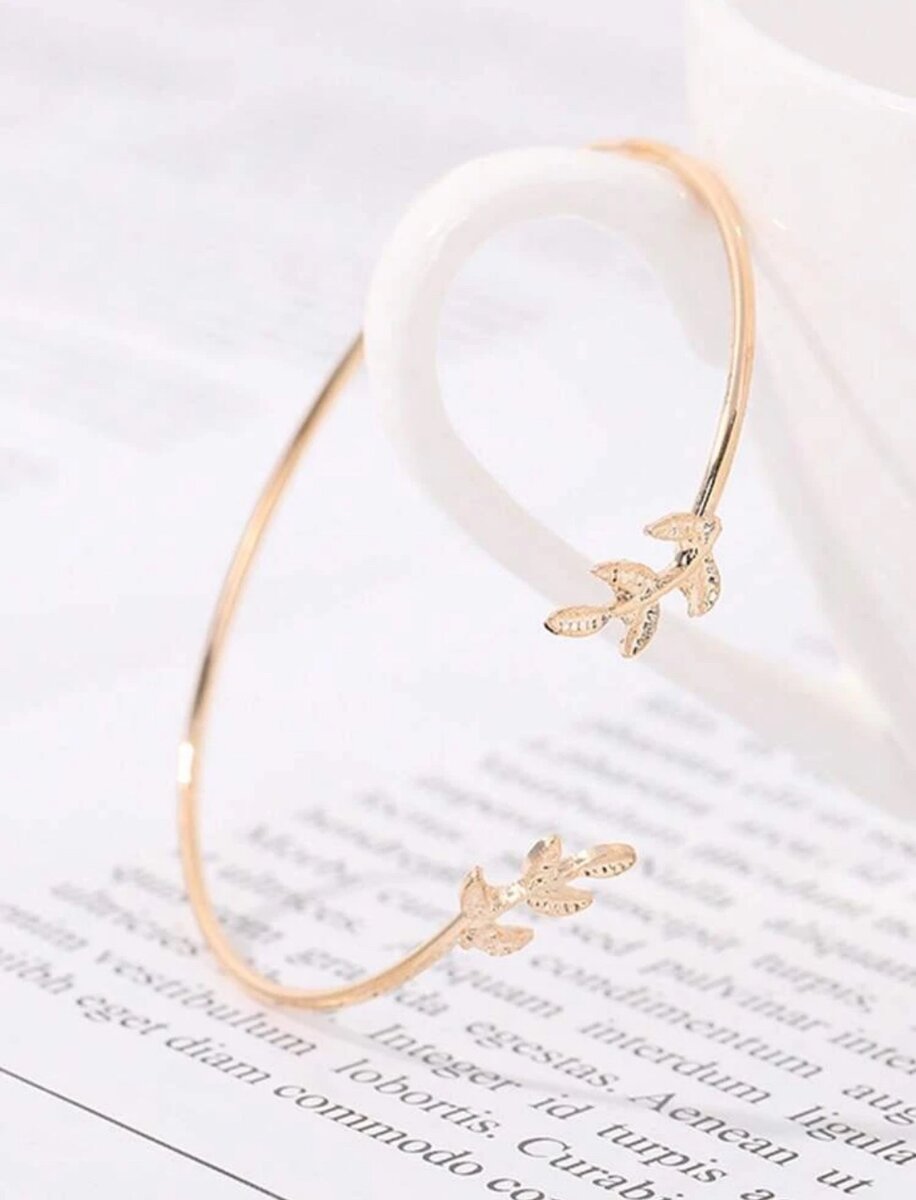 Leaf decor cuff bangle