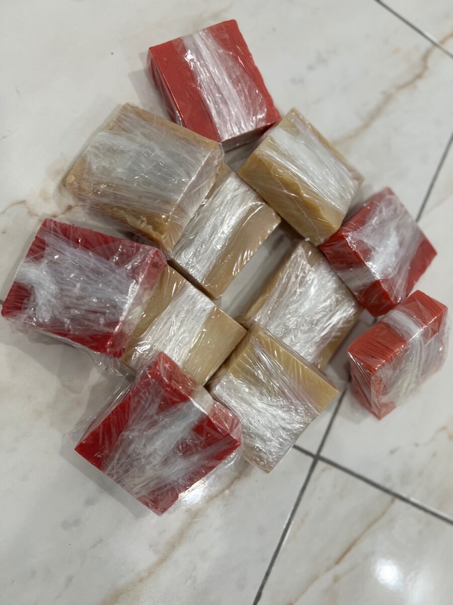 Savon de visage et savon de visage anti tache noir sur le vi