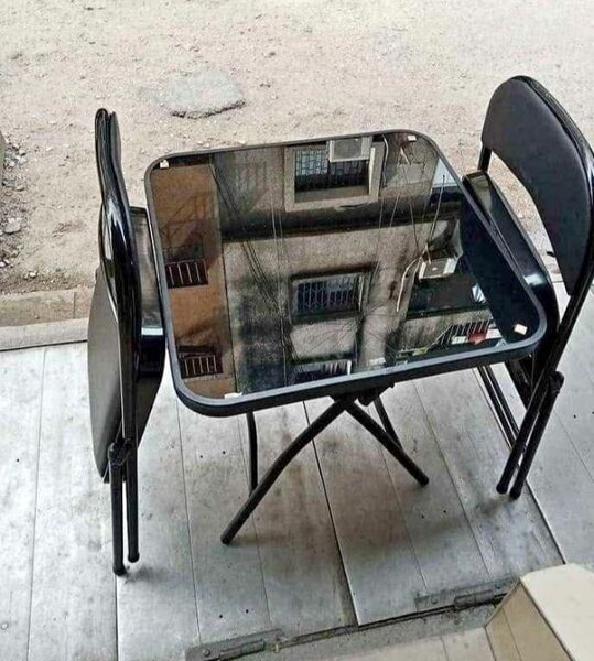 Table pliable carrée élégante