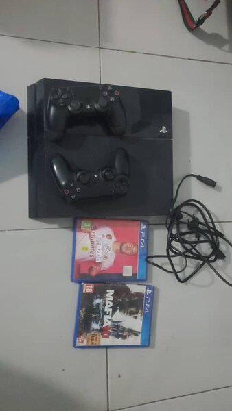 Console de jeu PS4 avec jeux