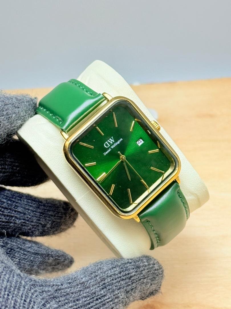 Montre élégante avec bracelet cuir