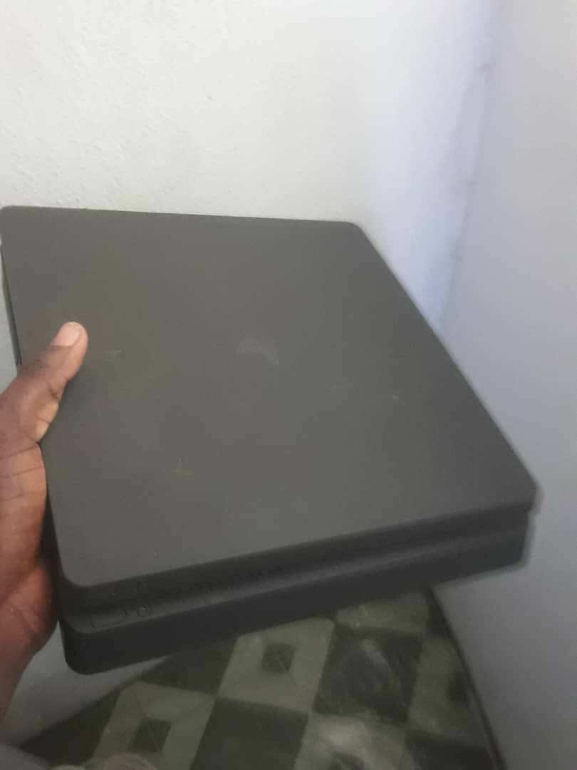 Ps4 slim + 2manettes