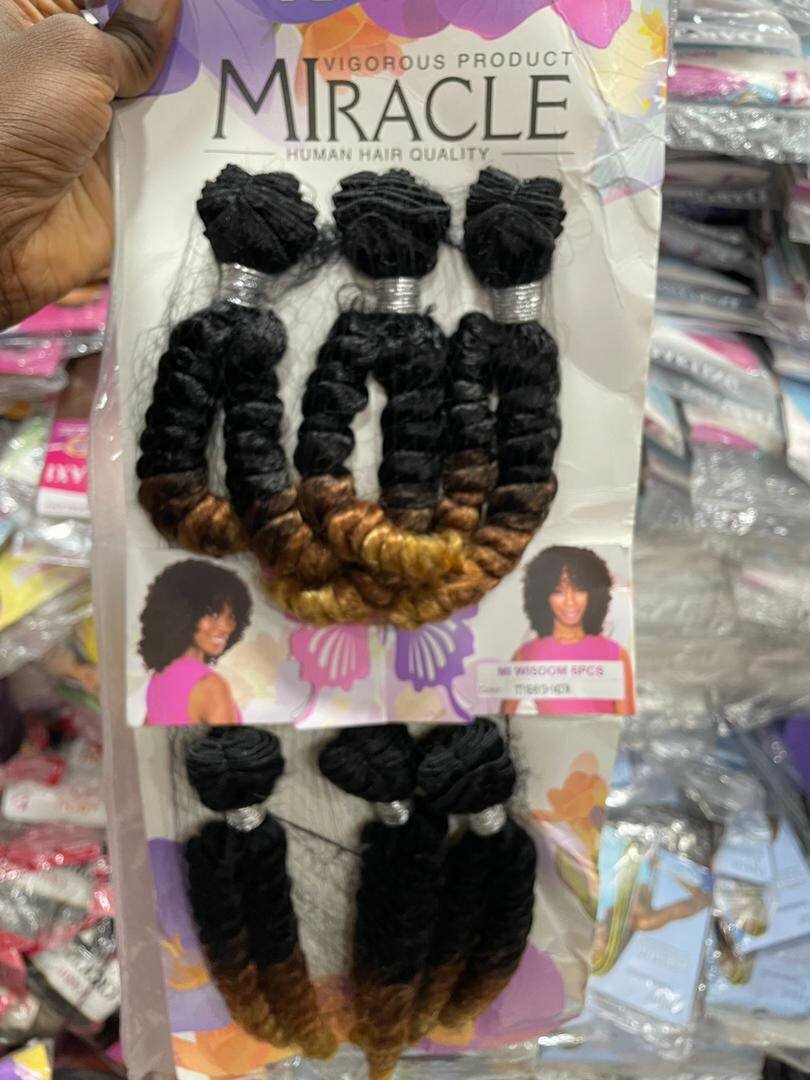 Extensions capillaires noirs et dorés