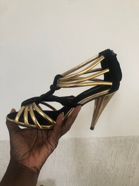 Sandales à talons dorées