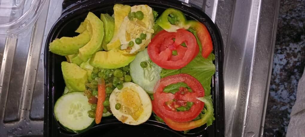 Assiette de légumes frais et avocat