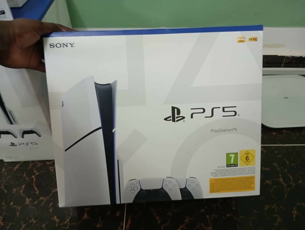 Ps5 slim 2 manettes et une ps portal