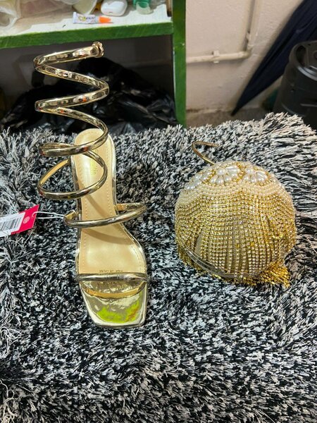 Chaussures à talons et pochett