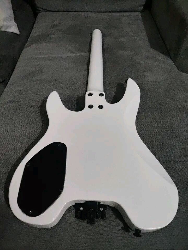 Guitare électrique blanche avec ampli