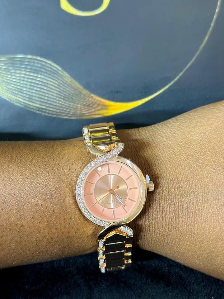 Women's wristwatch with metal bracelet