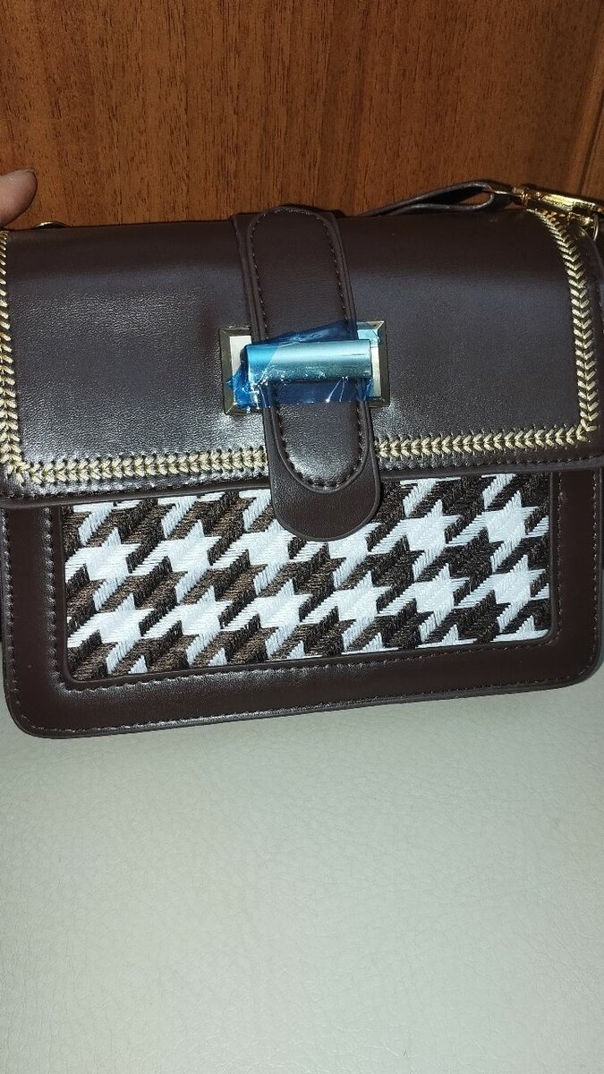 Квадратная сумочка коричневого цвета