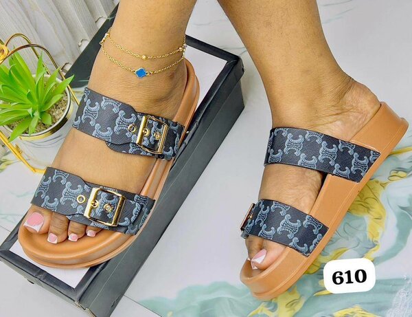 Sandales à carreaux élégantes