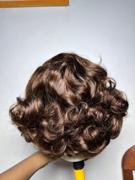 Perruque bouclée brune chic