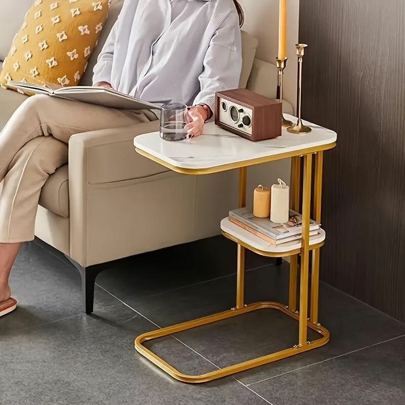 Petite table d'appoint en or