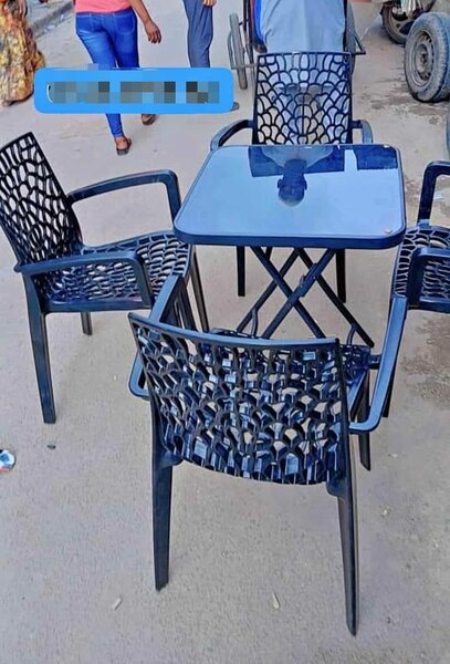 1 table et 4 chaises plastique