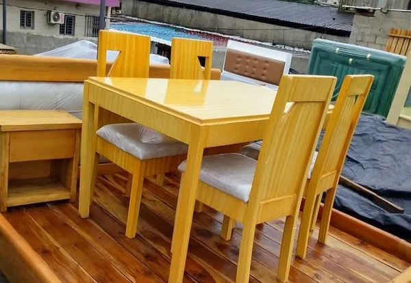 Ensemble Table et Chaises en Bois