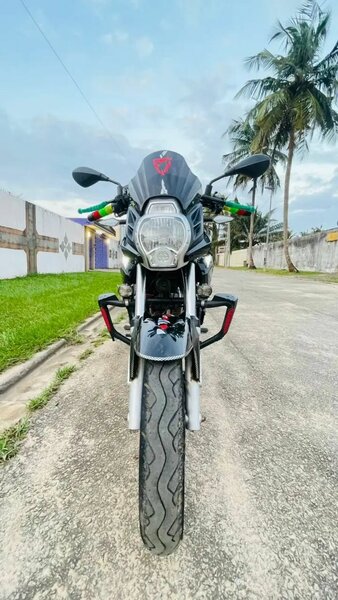 Moto sport élégante noire