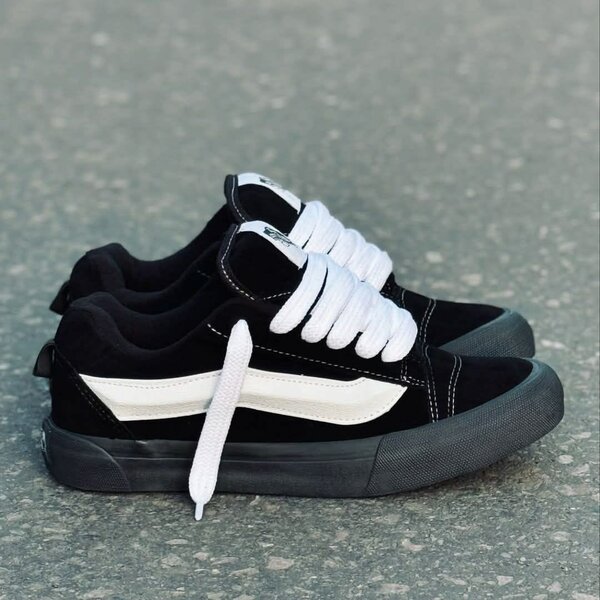 Baskets en toile noires et blanches