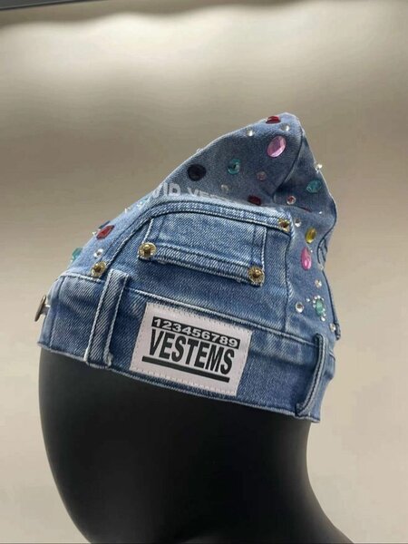 Bonnet en jean avec strass
