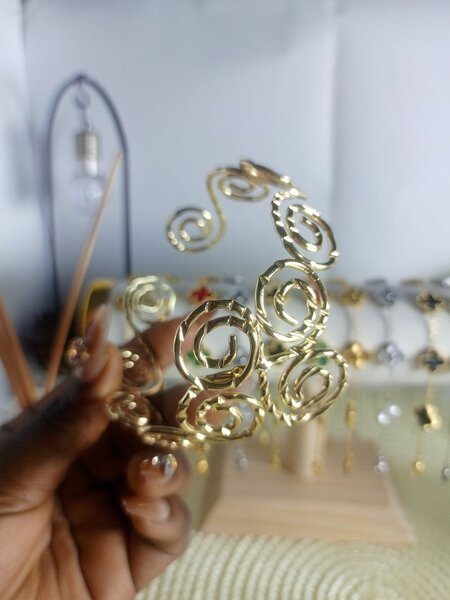 Bracelet doré artisanal élégant