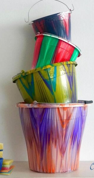 Seau coloré en plastique