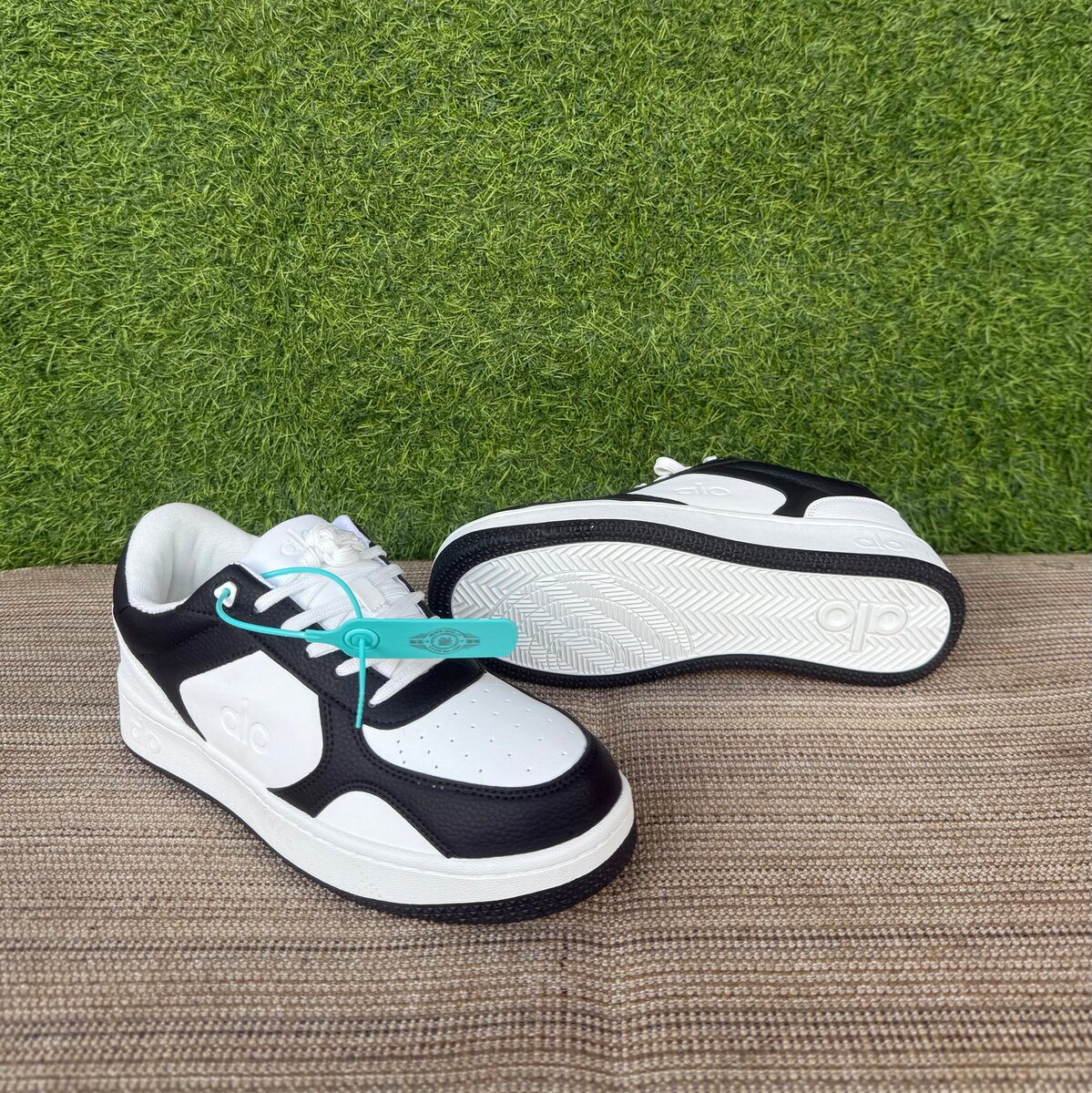 Alo Baskets noires et blanches