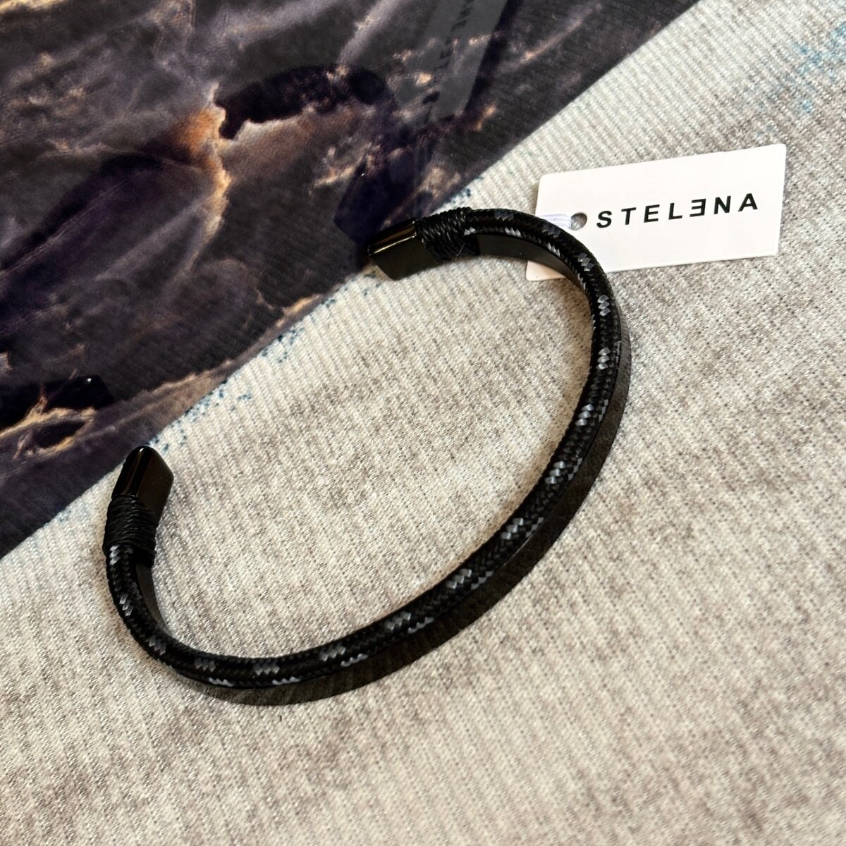 Bracelet en acier noir élégant