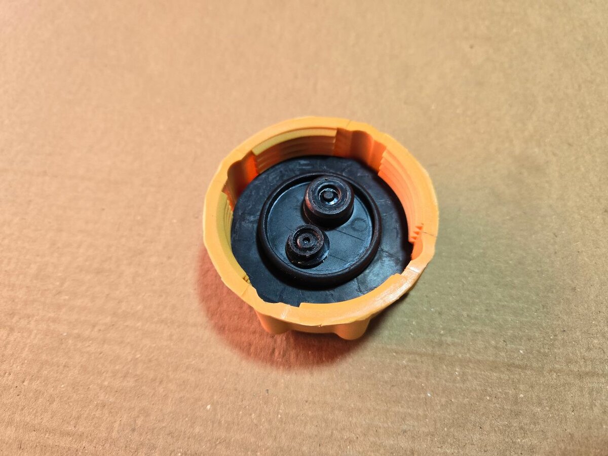 Крышка расширитьельного бочка.