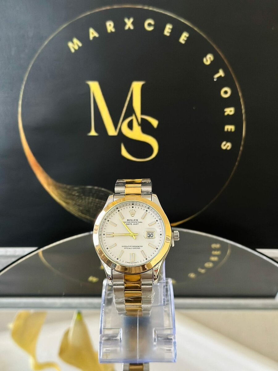 Women's wristwatch with metal bracelet