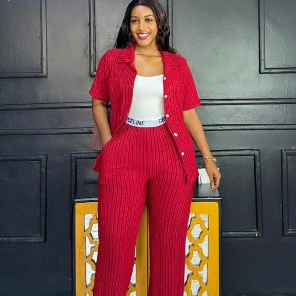 Tenue rayée décontractée