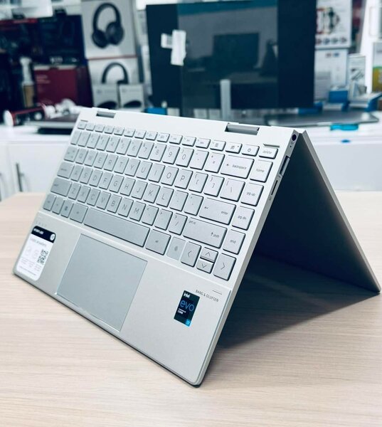 HP Envy x360  Core i7-1195G7 (